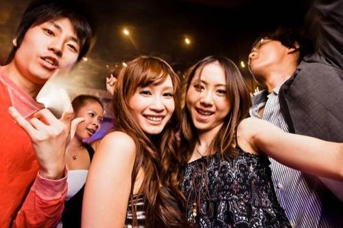 Tokyo vào tình trạng khẩn cấp, dân vẫn đến chật quán bar, nhà hàng