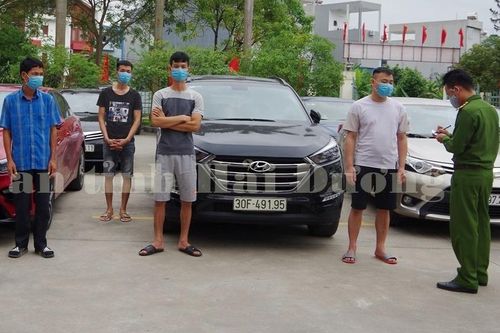 Bắt 15 người đánh bạc, thu giữ hơn 300 triệu đồng