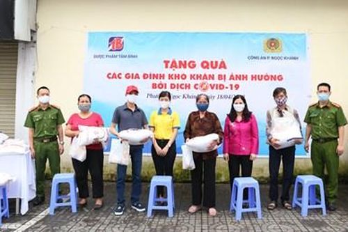 Dược phẩm Tâm Bình và Công an phường Ngọc Khánh hỗ trợ gia đình khó khăn bởi Covid-19
