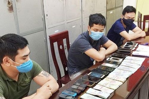 Đánh úp sới bạc, bắt 30 đối tượng, thu gần 250 triệu đồng