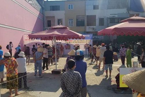 Người nghèo Kiên Giang xúc động đón nhận 'ATM gạo' đầu tiên
