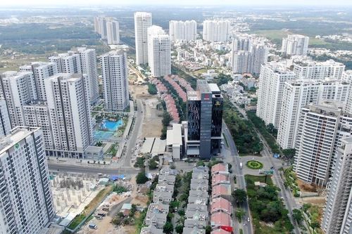 Ken đặc chung cư trên con đường ngoại ô Sài Gòn nhìn từ trên cao
