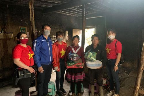 Băng rừng, lội suối mang 300 món quà tiếp sức bà con Xín Mần