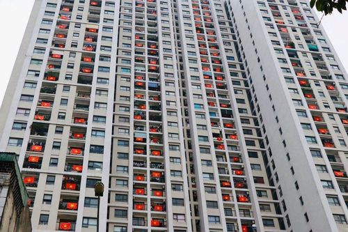 Cư dân chung cư vỗ tay, treo cờ cổ vũ phòng chống dịch COVID-19