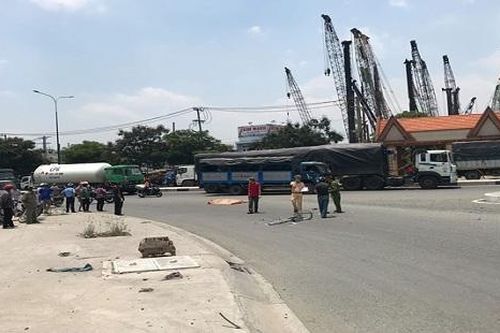 Xe ô tô cán chết nữ lao công rồi bỏ chạy