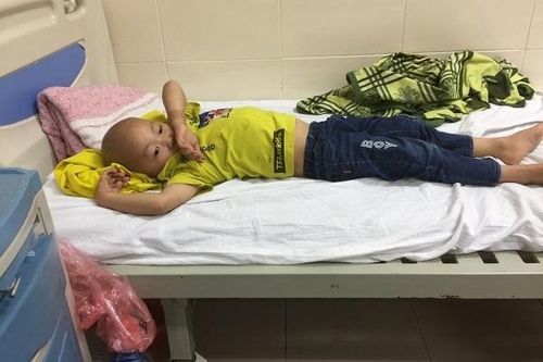 Bé trai 5 tuổi ung thư hạch, gia đình 'sống dở chết dở' với số nợ 200 triệu đồng