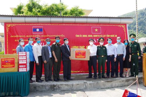 Tỉnh Nghệ An tặng tỉnh Xiêng Khoảng (Lào) trang thiết bị y tế phòng, chống dịch Covid -19
