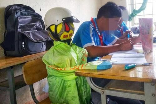Bạn thân nghỉ học, nam sinh làm luôn hình nộm để cạnh cho đỡ nhớ, nhưng ai nhìn vào cũng bật cười