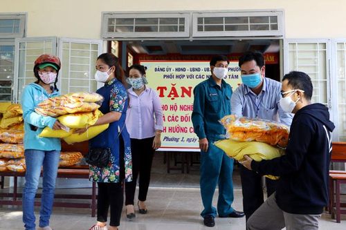 Hơn 1.000 phần quà tiếp tục đến với người nghèo bị ảnh hưởng dịch Covid-19