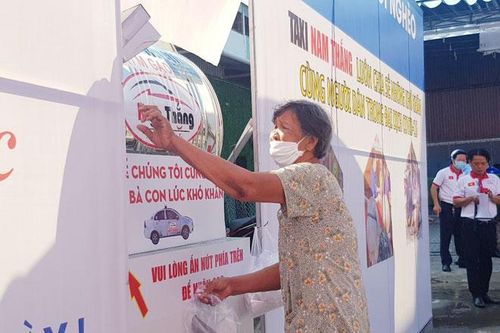 Nhiều cây 'ATM gạo' miễn phí xuất hiện ủng hộ người nghèo
