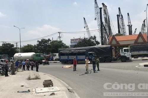 Xe ô tô cán chết nữ lao công rồi bỏ chạy