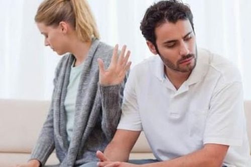 8 dấu hiệu báo trước hôn nhân đang đứng bên bờ vực, điều thứ nhất nhiều cặp vợ chồng vẫn làm hằng ngày mà không hề để ý