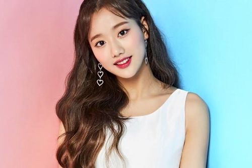 Naeun (April) dính tin đồn hẹn hò với hai nam idol cùng lúc vì ảnh hoa anh đào