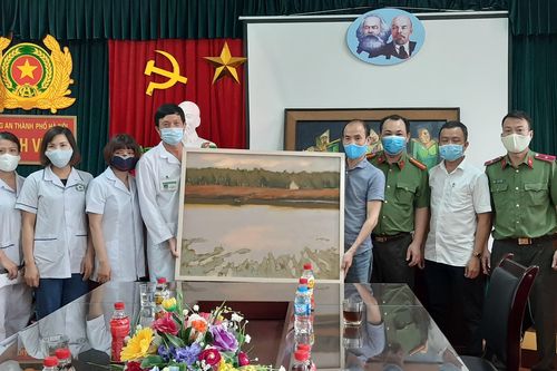 Báo An ninh Thủ đô và công ty Indochineart tiếp sức cho các thầy thuốc ở tuyến đầu chống dịch Covid-19