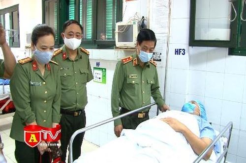 Giám đốc CATP Hà Nội động viên chiến sỹ Cảnh sát cơ động bị thương trong khi làm nhiệm vụ