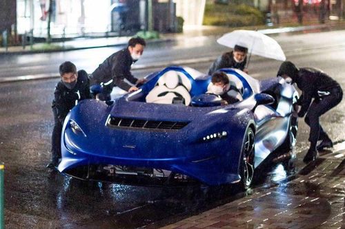 Siêu xe McLaren mui trần không kính chắn gió chịu trận khi gặp mưa