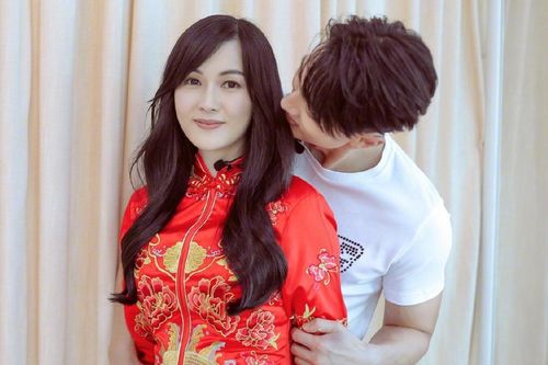 Ngô Tôn lần đầu đưa vợ đi thử váy cưới sau 16 năm kết hôn