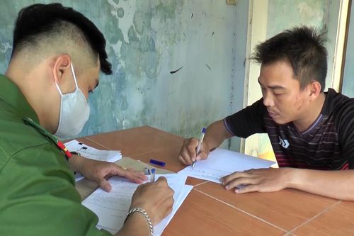 Thuê ôtô rồi làm giả giấy tờ để chiếm đoạt