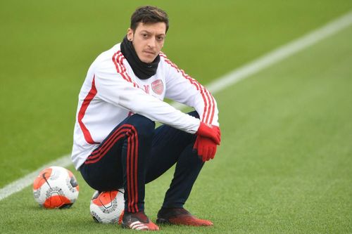 Oezil bị gọi là 'nỗi hổ thẹn' vì từ chối giảm lương cùng Arsenal