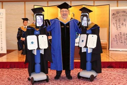 Trường đại học Nhật trao bằng tốt nghiệp cho sinh viên bằng robot