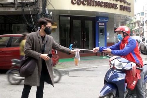 Đa dạng các biện pháp tự bảo vệ của shipper trong mùa dịch Covid-19