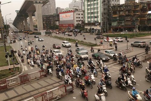 Đường phố Hà Nội đông đúc trở lại trong thực hiện giãn cách xã hội