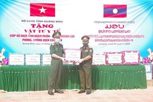 Bộ CHQS tỉnh Quảng Bình trao thiết bị y tế chống dịch Covid-19 tặng Bộ CHQS tỉnh Khăm Muộn (Lào)