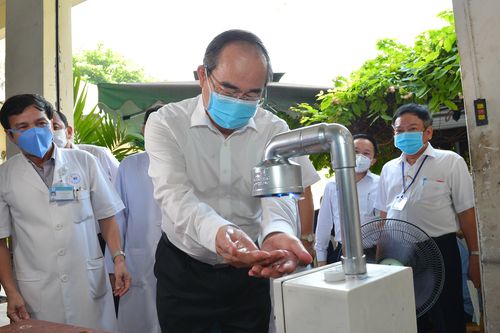 Bí thư Thành ủy TPHCM: Kiểm soát dòng người vào TPHCM để chung sống an toàn với Covid-19