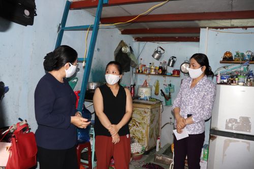 Lãnh đạo Thành ủy TPHCM thăm công nhân và chủ nhà trọ