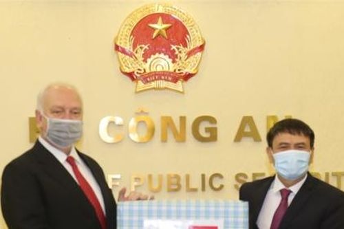 Bộ Công an trao tặng 70.000 chiếc khẩu trang cho các cơ quan An ninh, thực thi pháp luật của LB Nga