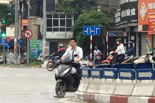 Nhiều người Hà Nội lơ là không đeo khẩu trang, 'lượn lờ' giữa phố đông