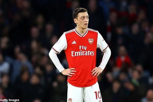 Arsenal giảm lương toàn đội, Mesut Ozil im ỉm từ chối