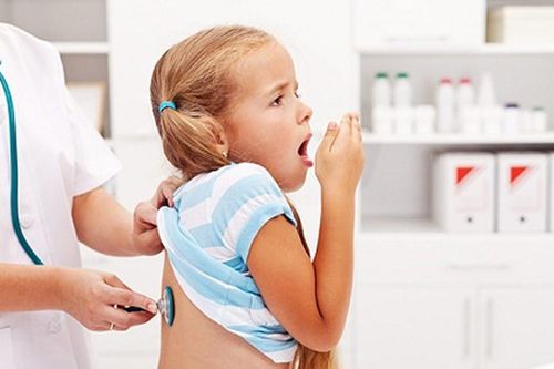 Trẻ đang học ở trường bị khó thở, ho, sốt phải làm thế nào?