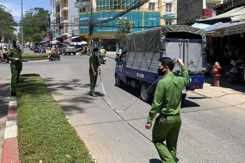 Đạp vào người CSGT khi bị dừng xe vì không đeo khẩu trang