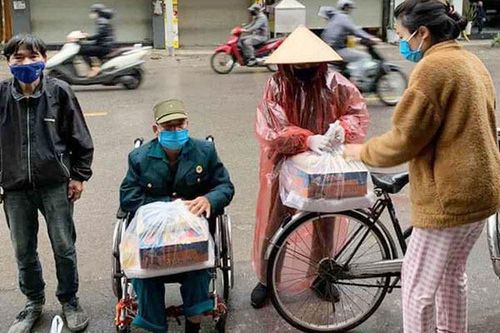 Nữ bệnh nhân chạy thận rưng rưng ôm túi gạo được tặng về nhà trọ