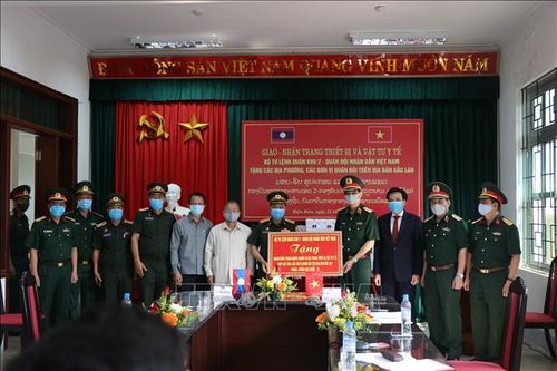 Trao tặng thiết bị y tế phòng chống dịch COVID-19 cho các tỉnh Bắc Lào