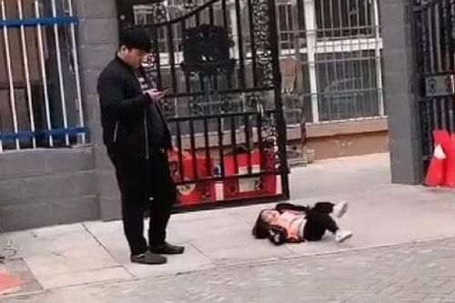 Con gái ăn vạ rồi nằm giãy giụa dưới đất, ông bố có phản ứng được dân mạng hết lời khen ngợi