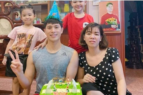 Đình Trọng vui vẻ đón sinh nhật sớm bên gia đình