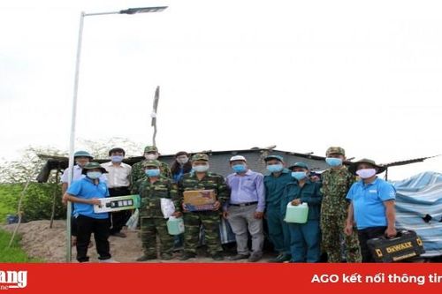 Tỉnh đoàn tặng đèn năng lượng mặt trời cho 80 chốt kiểm soát dịch bệnh Covid-19 trên tuyến biên giới