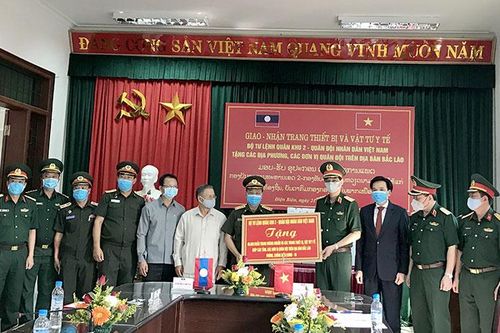 Quân khu 2 trao tặng các tỉnh Bắc Lào thiết bị y tế phòng dịch Covid-19