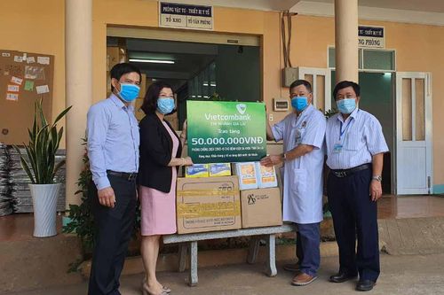Vietcombank hỗ trợ vật tư y tế cho Bệnh viện Đa khoa tỉnh Gia Lai
