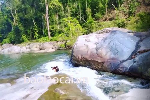 Văn Bàn: tắm suối, hai chị em bị đuối nước thương tâm