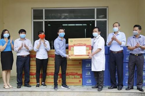 Công đoàn ngành Y tế tặng quà một số đơn vị y tế thực hiện nhiệm vụ chống dịch
