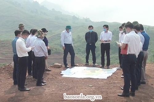 Đồng chí Chủ tịch UBND tỉnh kiểm tra tình hình thực hiện các dự án đầu tư tại xã Xuân Nha, huyện Vân Hồ
