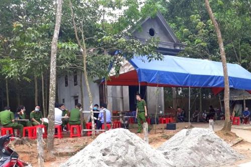 Hoảng hốt phát hiện mẹ chết dưới giếng, em gái chết trong nhà