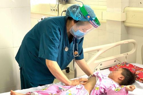Cấp cứu hai trẻ uống nhầm thuốc trừ sâu đựng trong chai nước ngọt