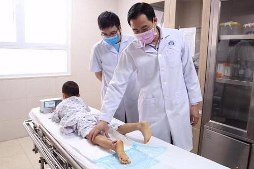 Bệnh nhi 'bật' gót chân khi đạp xe lao dốc