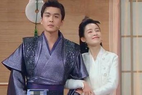 'Hàm Hương' Lý Thấm bị chỉ trích vì khoác tay tài tử đã có gia đình