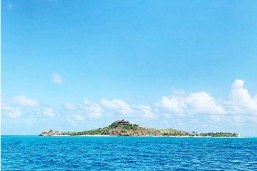Hòn đảo 100 triệu USD được tỷ phú Branson bán để cứu Virgin Group