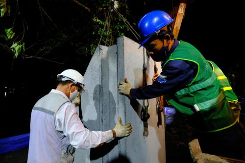30 công nhân trắng đêm sửa chữa bờ kè hồ Gươm bị sụt lún
